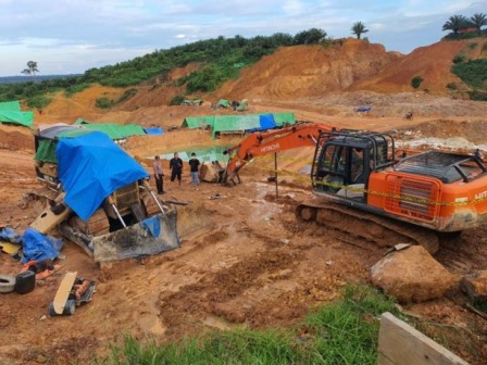 Alat berat diduga milik Hasbudi disita polisi.