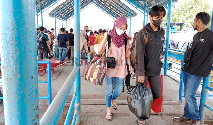 PADATI PELABUHAN: Arus balik penumpang pasca lebaran yang tiba di Pelabuhan Kayan II Tanjung Selor, Sabtu lalu (7/5).