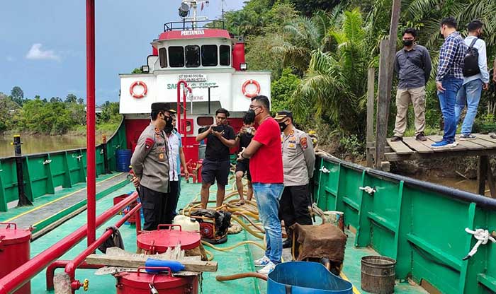 PENGUNGKAPAN BBM: Kapal yang diduga memuat BBM bersubdisi kini sudah berada di Pelabuhan Tanjung Selor.