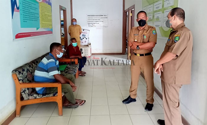 LAKUKAN SIDAK: Bupati Bulungan Syarwani (dua dari kanan) saat sidak di beberapa OPD, untuk memastikan ASN masuk kerja usai libur panjang.