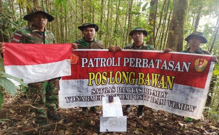 JAGA PERBATASAN: Patroli prajurit Satgas Pamtas RI - Malaysia Yonarmed 18 Komposit Buritkang di hutan Krayan Kabupaten Nunukan.