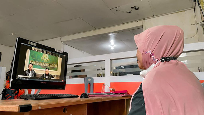 SIDANG PERDANA: Terdakwa HR menjalani sidang secara virtual dari Lapas Kelas II A Tarakan, pada Senin lalu (9/5).