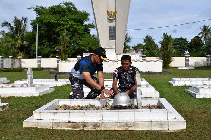 PERAWATAN MAKAM: Danlanal Nunukan Letkol Laut (P) Arief Kurniawan Hartanto (kiri) berziarah ke TMP Jaya Sakti.
