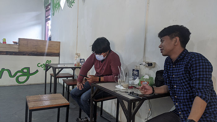 PENGGUNAAN MASKER: Meskipun belum ada regulasi masyarakat yang menggunakan masker sudah mulai berkurang.