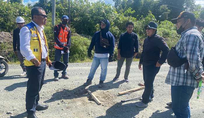 TINJAU KIHI: Anggota TPE-PSN Kementerian PUPR Suheriyatna (kiri) melakukan peninjauan di lokasi KIHI di Tanah Kuning-Mangkupadi, Bulungan, Kamis lalu (19/5).