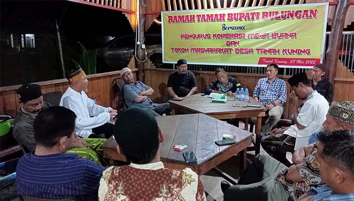 DISKUSI: Bupati Bulungan Syarwani lakukan pertemuan dengan tokoh masyarakat dan Pengurus Koperasi Mega Buana, pada Sabtu malam (28/5).