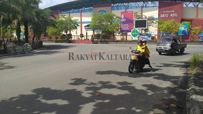 JALUR KE KIRI: Beberapa pengendara masih bingung saat dianjurkan ke arah kiri atau memutar di sekitar Stadion Datu Adil Tarakan.