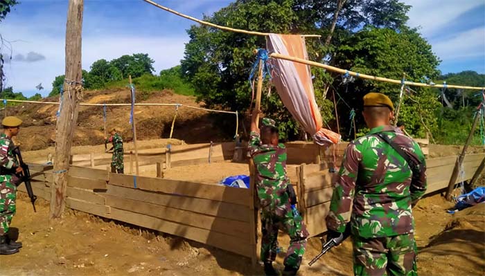 SABUNG AYAM: Prajurit Satgas Pamtas RI–Malaysia Yonarmed 18 Komposit saat merobohkan arena perjudian di Desa Semunad, Kecamatan Tulin Onsoi, Kabupaten Nunukan.