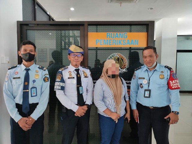 MELALUI JALUR ILEGAL: Wanita asal Malaysia (dua dari kanan) diamankan petugas Kantor Imigrasi Nunukan karena masuk Indonesia secara ilegal.