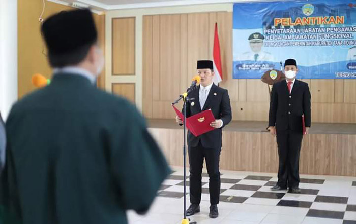 PELANTIKAN: Bupati KTT Ibrahim Ali saat melantik sejumlah pejabat untuk Penyetaraan Jabatan Pengawas ke Jabatan Fungsional, Selasa lalu (31/5).