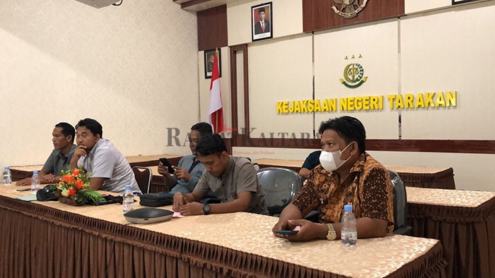 KASUS TIPIKOR: Saksi dari penyedia material bangunan dihadirkan JPU dalam perkara korupsi pembangunan sarana dan prasarana SD Negeri 052 Tarakan di Kantor Kejari Tarakan, Senin lalu (30/5).