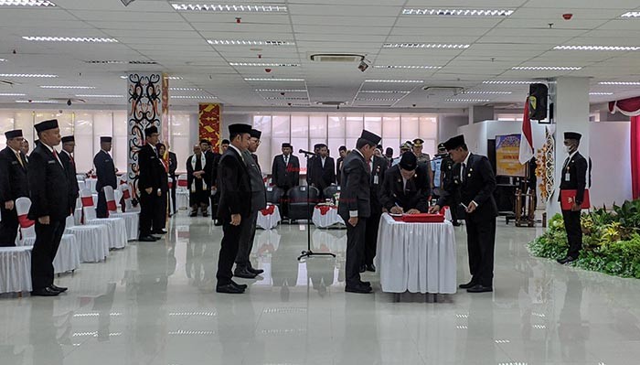 JABATAN TERISI: Sebanyak 18 pejabat yang menduduki JPT Pratama yang telah mengikuti selter dilantik Gubernur Kaltara Zainal Arifin Paliwang di Ruang Serbaguna Gedung Gabungan Dinas, Senin pagi (6/6).