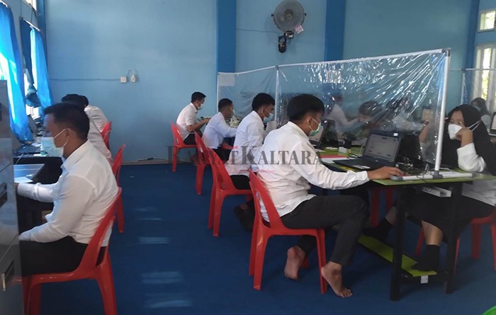 PERJUANGAN HONORER: Tenaga PPPK di Nunukan saat mengikuti seleksi beberapa waktu lalu.