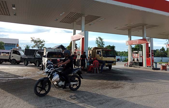 MASIH MENGULAR: Antrean kendaraan roda empat di SPBU Sengkawit Tanjung Selor masih belum bisa teratasi.