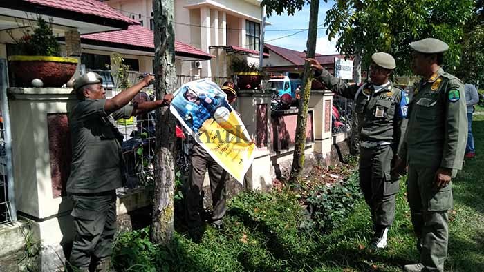DITERTIBKAN: Satpol PP Nunukan menertibkan reklame yang tidak mengantongi izin di sepanjang jalan protokol.