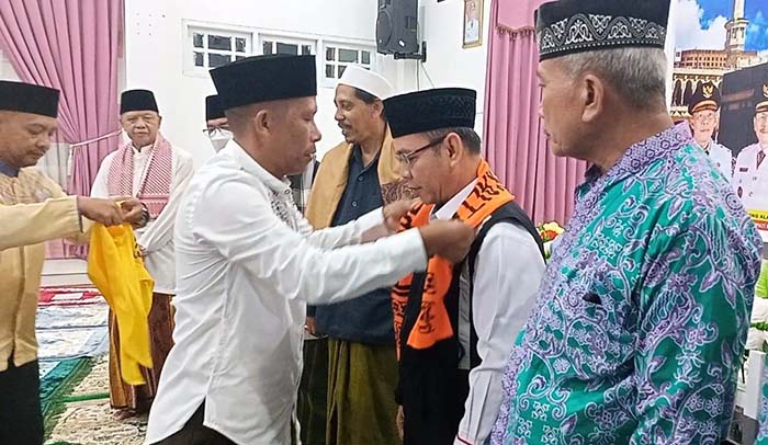 TITIPKAN DOA: Bupati Bulungan Syarwani melepas CJH Bulungan yang akan berangkat menuju ke Tanah Suci menunaikan ibadah haji.