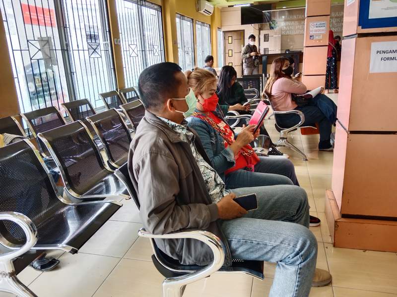 TEMUKAN KENDALA: Saat layanan jemput bola Disdukcapil Bulungan, jaringan dan kekurangan alat cetak KTP masih jadi masalah.