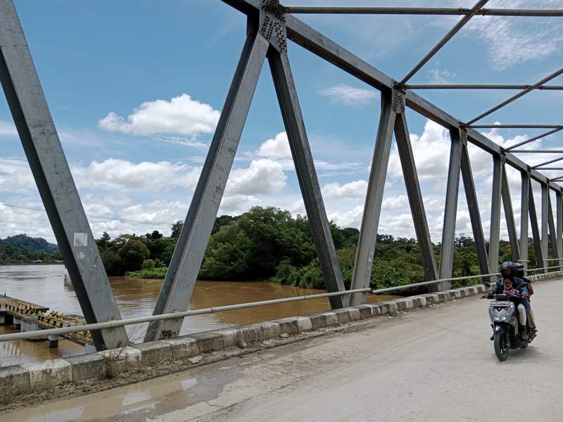 DICURI: Pipa pagar jembatan di Tanjung Palas dicuri oknum tidak bertanggung jawab.