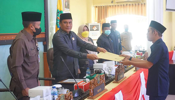 SERAHKAN DOKUMEN: Gabungan Fraksi DPRD Bulungan menyerahkan dokumen laporan APBD Bulungan tahun 2021 saat rapat paripurna, Senin lalu (27/). 