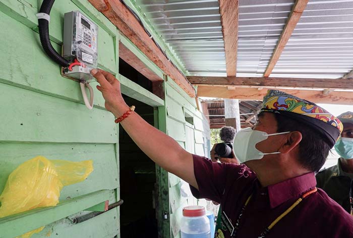 LISTRIK GRATIS: Gubernur Kaltara Drs H Zainal A Paliwang SH, M.Hum meninjau langsung penerima BPBL gratis tahun lalu.