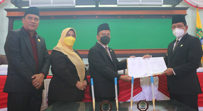 RAPERDA LPJ: Usai paripurna, Ketua DPRD Bulungan Kilat (dua dari kanan) menyerahkan dokumen laporan pertanggungjawaban APBD Bulungan Tahun 2021.