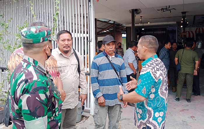 BERI PENJELASAN: Bupati Bulungan Syarwani (paling kanan) berbincang dengan warga Tanah Kuning-Mangkupadi, terkait pembangunan KIHI.