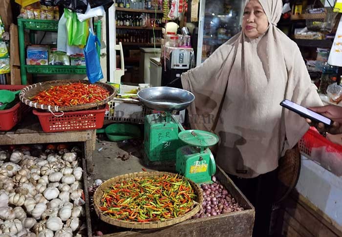 KIAN PEDAS: Harga cabai di Pasar Sentral Inhutani Nunukan meroket yang menyentuh Rp 200 ribu per kg ditambah stok yang minim.