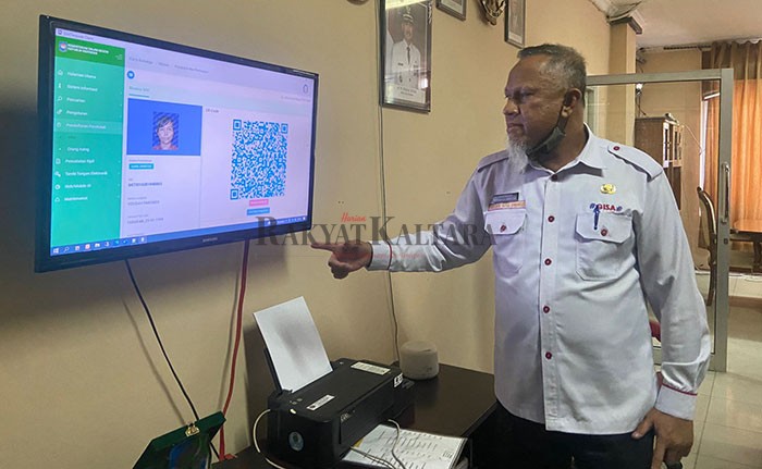 KTP DIGITAL: Kepala Disdukcapil Tarakan Hamsyah menunjukkan tayangan KTP Digital dimonitor, Jumat lalu (15/7).