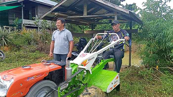 DUKUNG TENAGA PETANI: Alat pertanian yang diserahkan Bupati Bulungan Syarwani (kanan) kepada kelompok tani di desa yang berada di Kecamatan Tanjung Palas.