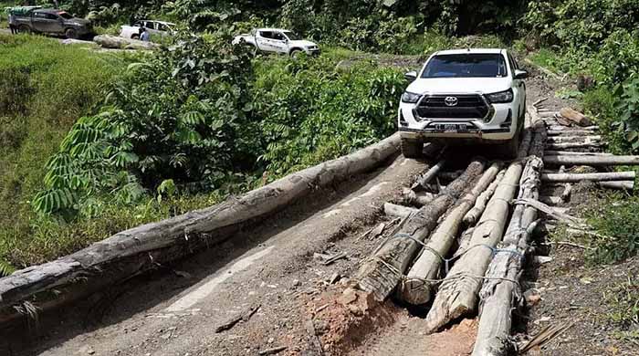 BUTUH PERBAIKAN: Belum ada langkah perbaikan untuk Jalan Sumalindo yang merupakan akses darat menuju Apau Kayan.