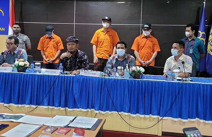 DIAMANKAN DI SEBATIK: Tiga WNA saat berada di Kantor Imigrasi Nunukan setelah diamankan Satgas Marinir XVIII Ambalat.