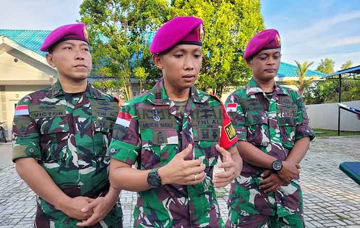 INSIDEN WNA: Dansatgasmar Ambalat XXVII Kapten Mar Andreas Manalu (tengah) didampingi Wadansatgasmar dan perwira Marinir saat memberikan keterangan.