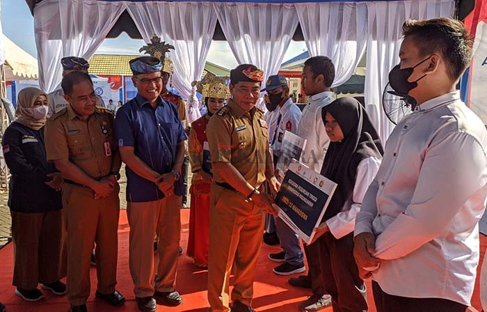 PENINGKATAN SDM: Gubernur Kaltara Zainal Arifin Paliwang menyerahkan beasiswa kepada pelajar yang ingin melanjutkan ke perguruan tinggi.