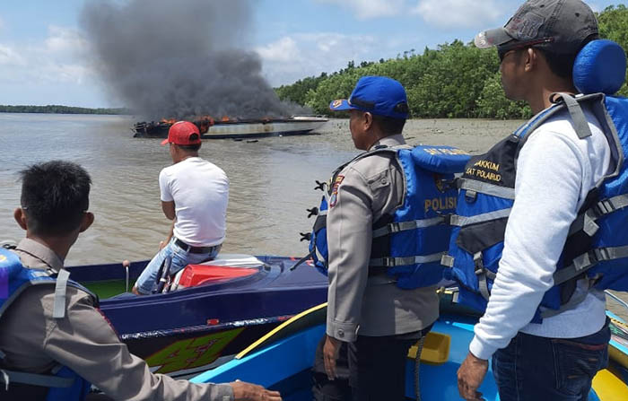 TERBAKAR: SB Minsen Express yang terbakar di perairan Juata Laut saat akan menuju ke KTT, pada Senin (25/7) lalu.