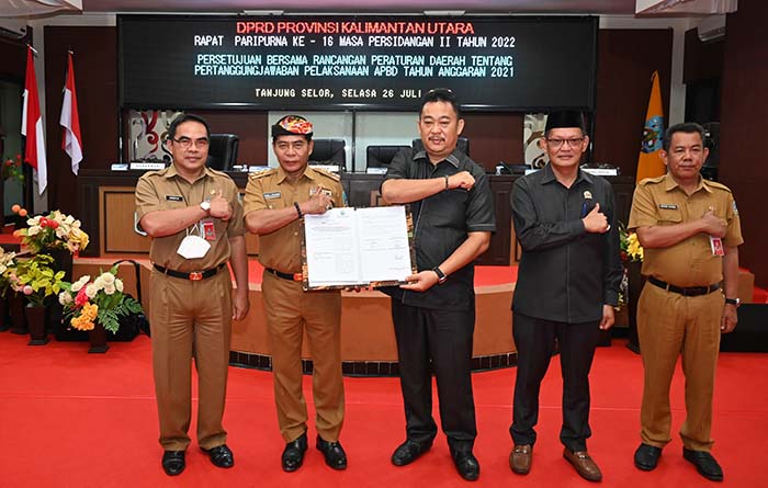 DISEPAKATI: Usai menggelar rapat paripurna, Ketua DPRD Kaltara Albertus Stefanus Marianus menandatangani persetujuan bersama Raperda Pertanggungjawaban Pelaksanaan APBD Tahun Anggaran 2021 menjadi Perda.