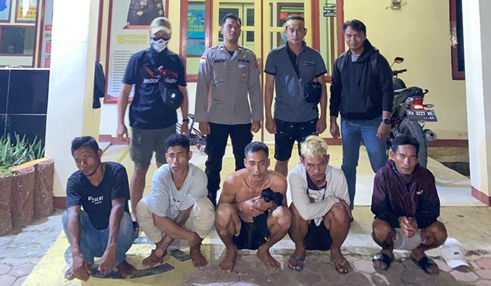 KASUS NARKOBA: Sejumlah petani rumput laut yang diduga sebagai pemakai dan pengedar narkoba diserahkan SFQR Lanal Nunukan ke Polsek Sebatik Barat.
