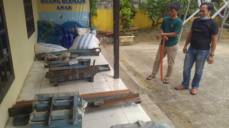 BARANG BUKTI. Kapolsek Tarakan Timur, Iptu Gian Evla Tama menunjukan barang bukti hasil kejahatan dari 3 tersangka, Minggu (7/8).(SEPTIAN ASMADI/HRK)