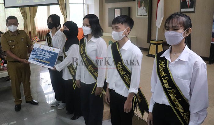 TERIMA BEASISWA: Wakil Bupati Bulungan Ingkong Ala (paling kiri) menyerahkan beasiswa kepada pelajar yang melanjutkan kuliah baik di Kaltara maupun luar daerah.