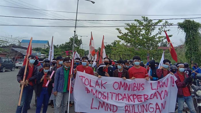 PENOLAKAN UU: Para pekerja yang tergabung dalam serikat buruh saat aksi demontrasi tolak UU Cipta Kerja, beberapa bulan lalu.