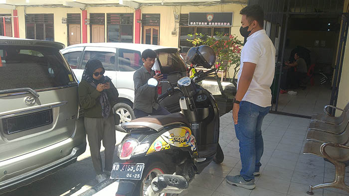 JADI BARANG BUKTI: Kanit Pidum Polres Tarakan Ipda Muhammad Farhan menunjukkan barang bukti sepeda motor yang diamankan dari tersangka HR.