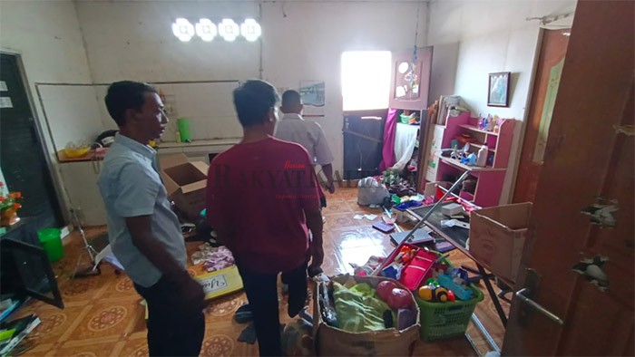 DIACAK-ACAK MALING: Kondisi rumah korban berantakan usai dicuri oleh tersangka berinisial AC, Jumat (12/8).