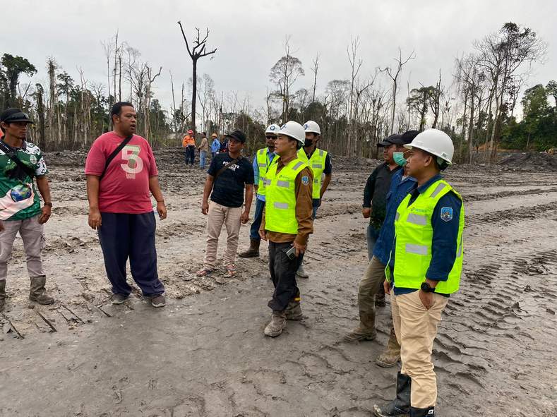 PANTAU: DLH Kaltara bersama Kementerian ESDM memantau langsung terkait kondisi sungai di Malinau.