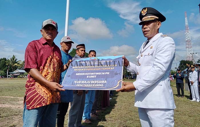 PENYERAHAN: Bupati Bulungan Syarwani (kanan) saat menyerahkan bantuan kepada para nelayan di Tanah Kuning, Kecamatan Tanjung Palas Timur, kemarin (17/8).