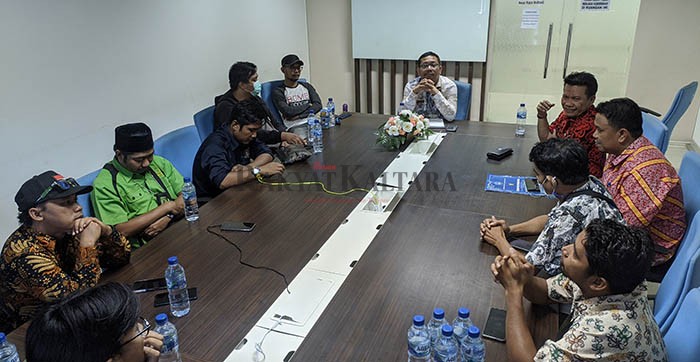 MEDIASI: Sejumlah awak media bersama Asisten III Bidang Administrasi Umum Setda Kaltara Pollymaart Sijabat, Kepala DKISP Kaltara Ilham Zain dan Plt Kepala Satpol PP Kaltara Slamet meluruskan persoalan saat upacara HUT ke-77 RI.