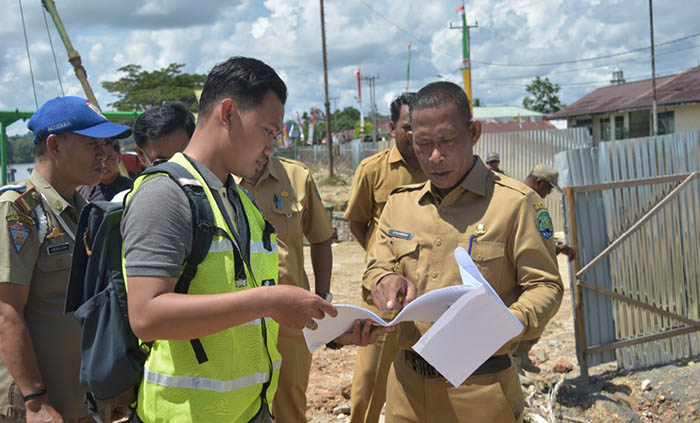KAWASAN INDUSTRI DIPERLUAS: Bupati Bulungan Syarwani (paling kanan) melihat denah luasan lahan yang akan dibangun untuk kawasan industri.