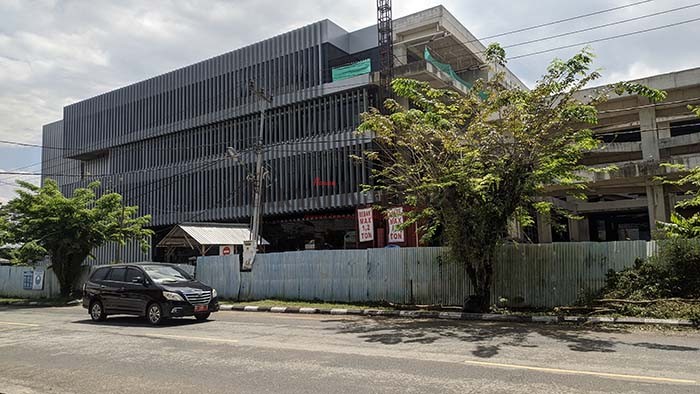 MASIH DIKERJAKAN: Gedung Sekretariat Provinsi Kaltara yang dibangun menggunakan APBD Kaltara ditarget bisa ditempati pada 2023 mendatang.