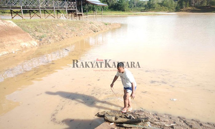 KONDISI EMBUNG: Air di Embung Binalatung masih separo dari lubang hisab sehingga belum bisa diproduksi, Rabu (24/8).
