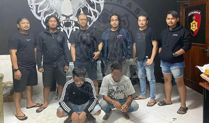 BEKUK PENJUDI: Personel Subdit III Jatanras Ditreskrimum Polda Kaltara mengamankan dua tersangka kasus perjudian.