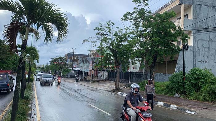 PENERTIBAN: Personel Satlantas Polres Tarakan usai menertibkan kendaraan yang mengantre untuk pengisian BBM di SPBU Jalan Mulawarman hingga timbulkan kemacetan, Kamis (25/8).