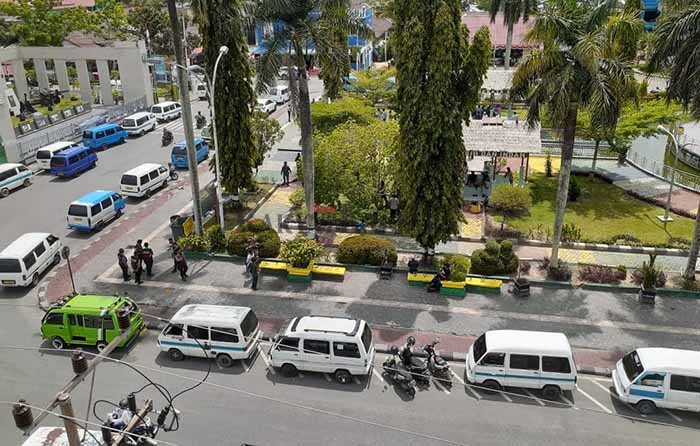 AKSI PROTES: Puluhan angkot yang parkir di sepanjang Alun-Alun Nunukan sebagai bentuk protes dengan keberadaan Maxim yang dinilai mengancam pendapatan para sopir.